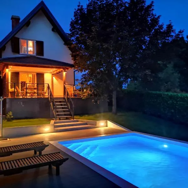 GreenHouse pool & spa, hotel a Otruševec