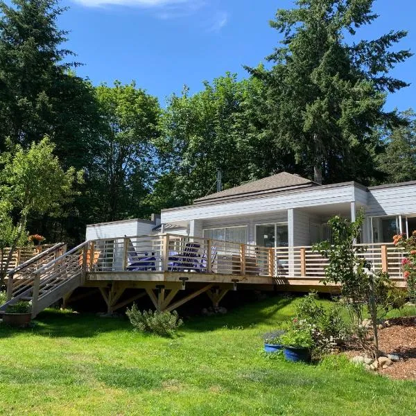 Forest by the Sea Rentals: Savary Island şehrinde bir otel