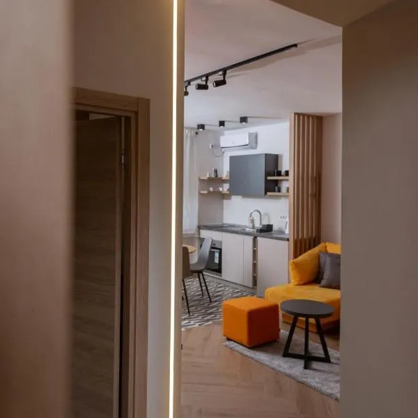 Republic Square Apartment - with garage, hotel in Novi Sad
