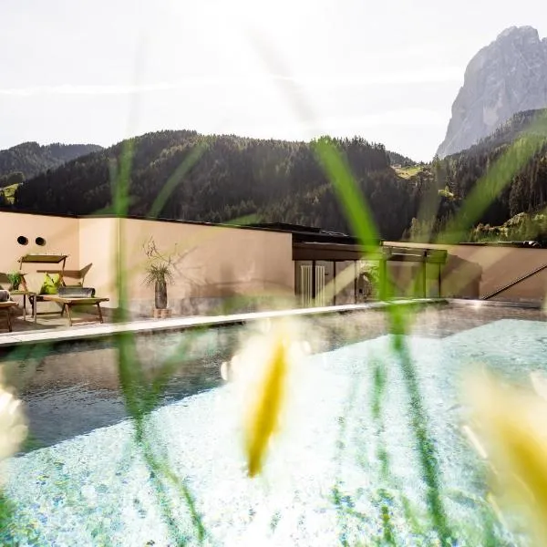 Hotel Touring Dolomites, viešbutis mieste Santa Cristina in Val Gardena