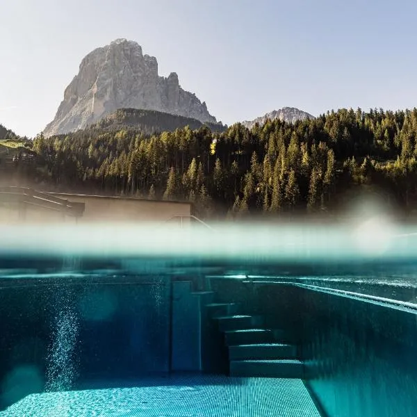 Hotel Touring Dolomites, hotel u gradu Santa Kristina in Val Gardena