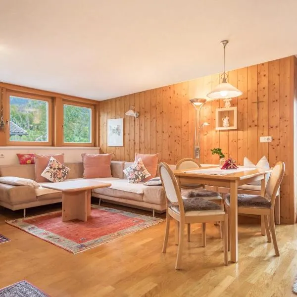 Försterhaus Wohnung Dachgeschoss, hotel v destinaci Egg