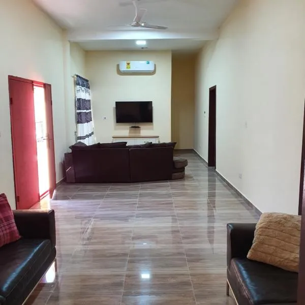 SUPERIOR APARTMENT, AWARD WINNER, 2 MASTER ENSUITE BEDROOMS, WIFI, LARGE LIVING ROOM, 3 BATHS, 3 TOILETS, HOT WATER, AIR CONDITION, 24 hr SECURITY, BIG KITCHEN, DETACHED BUILDING, 20 MINUTES AIRPORT, RESTAURANT, BAR, GARDEN, LARGE CHILDREN'S PLAY AREA, hotell i Oshiyie