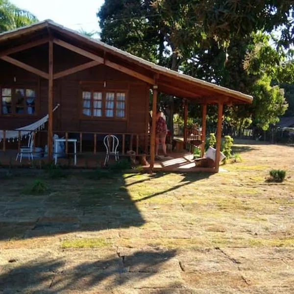 Casa de Madeira com Fogão a Lenha lagoa no fundo para 8 pessoas, ξενοδοχείο σε Morada Nova de Minas