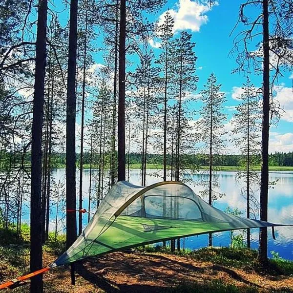 Baumzelte direkt am See gelegen, хотел в Nornäs