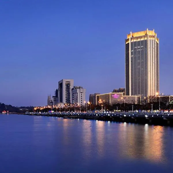 Crowne Plaza Zhenjiang, an IHG Hotel, hotel in Zhenjiang