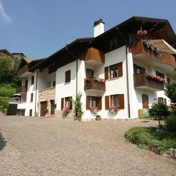 Villa Giardino - Flowers, hotel u gradu Molveno