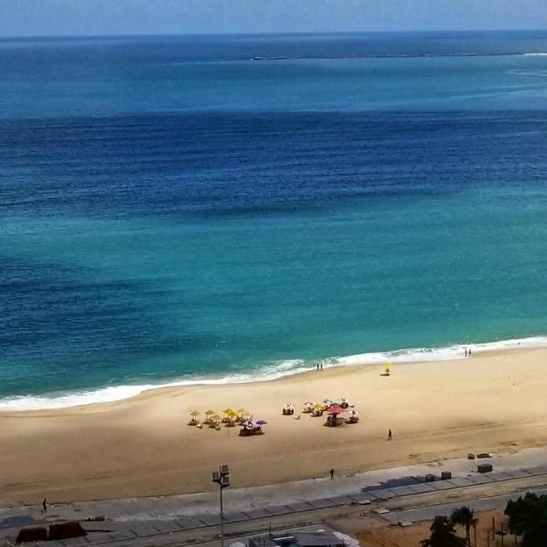 Beira mar Meireles a um passo do mar