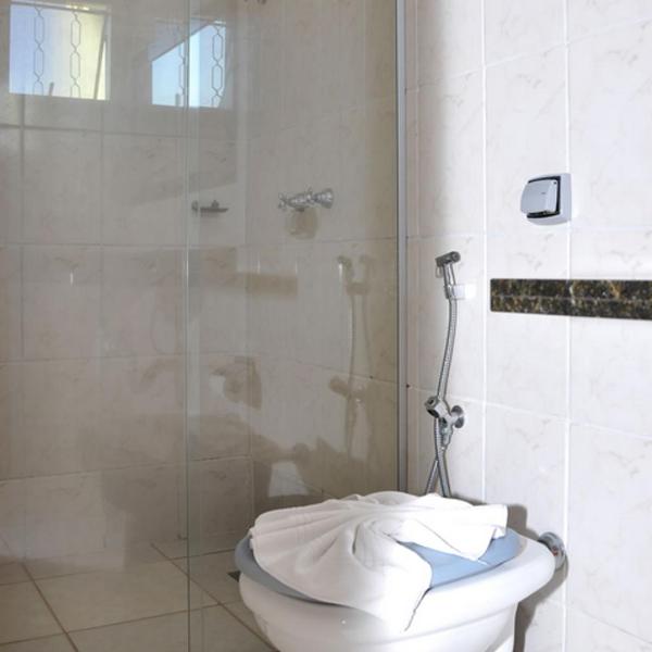 Hotel Carolina 2 - próximo a Universidade de Uberaba uniube - ao Aeroporto Fórum De uberaba - hospital Mario Palmeirio ao Hospital São Marcos e hospital Regional - Foto 3