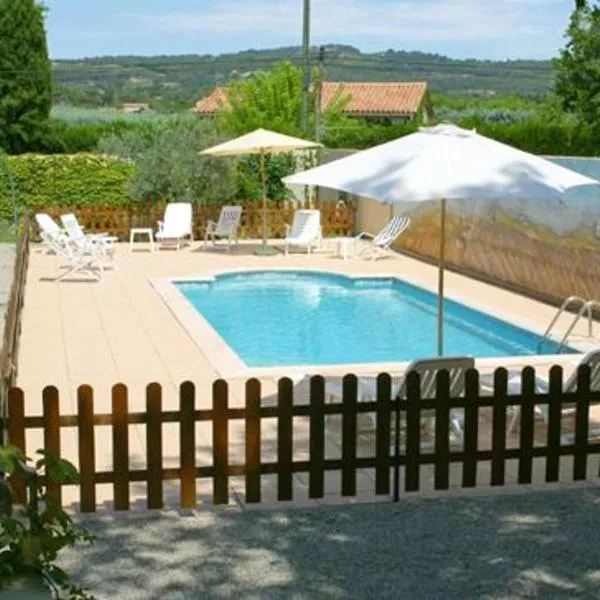 Maison de 2 chambres avec piscine partagee jardin clos et wifi a Vaison la Romaine, hotell i Mérindol-les-Oliviers