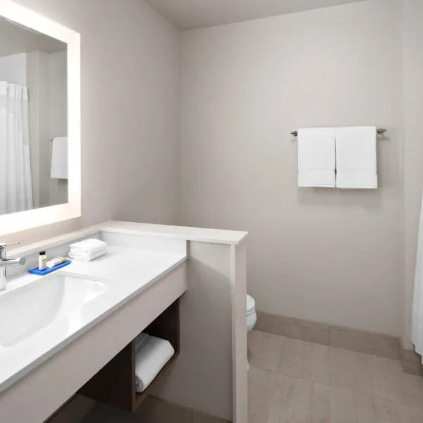 Holiday Inn Express & Suites - Elkhorn - Lake Geneva Area by IHG, hótel í Elkhorn