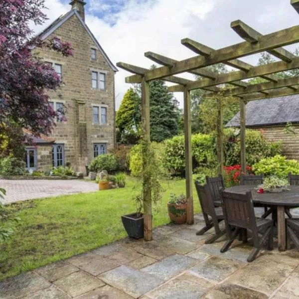 The Vestry - Sleeps 12 - With Hot Tub: Haworth şehrinde bir otel