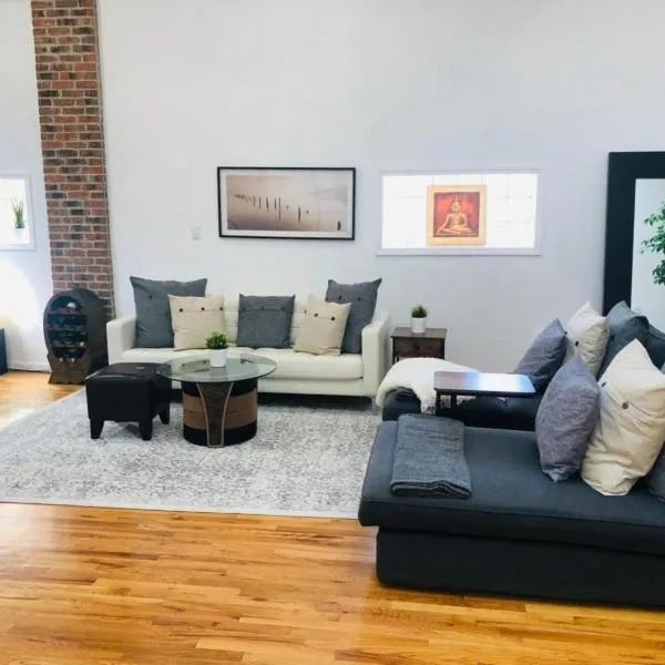 UPDATED Amazing Bi -Level Condo minutes from water views of New York City, hotel in North Bergen
