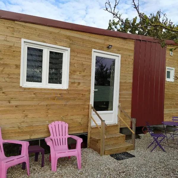 Tiny house, hotel in Bazincourt-sur-Epte