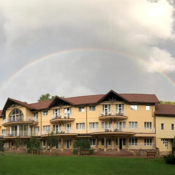 Belle Royalle, hotel v destinaci Lisarnya