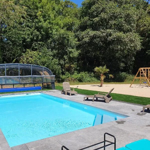 Gîtes de Maner Ster - Le Frêne Piscine ou Le Chêne Piscine, Hotel in Cléden-Poher