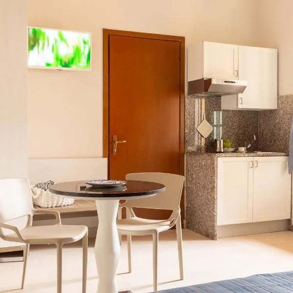 Happy Sea Home - monolocale sul mare con piscina, hotelli kohteessa Albinia