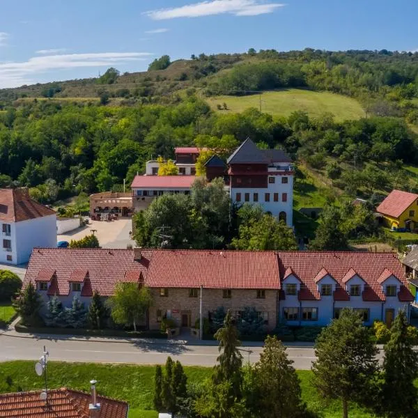 Hotel Adina - resort Hotel Kurdějov & Art Wine Hall, хотел в Kurdějov