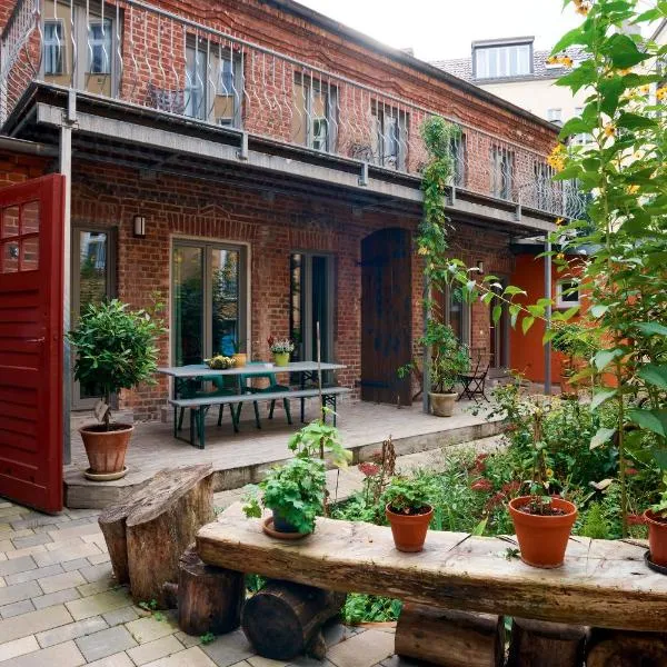 Beautiful and Cozy Remise for up to 6 Guests, hotel a Berlín