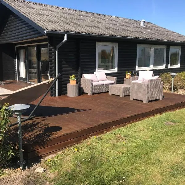 Dejlig sommerhus 150m fra privat strand, hotel v destinaci Brenderup