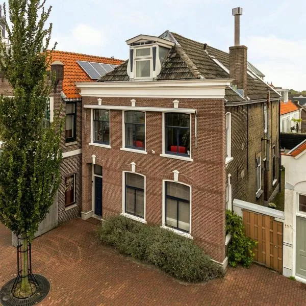 De Kapiteinshut aan de rivier met XL ligbad en sauna, hotel v destinaci Lekkerkerk