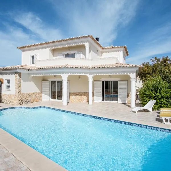 Casa das Romanzeiras, hotel v destinaci Carvoeiro
