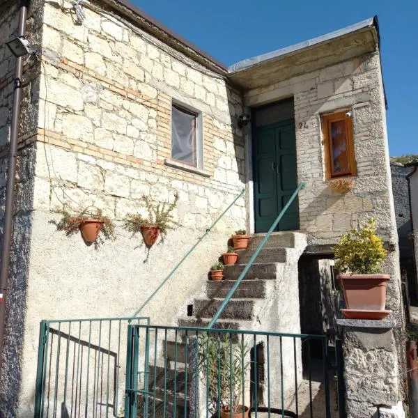 Rustic Remote Traditional Family Farmhouse Casa Celestina Abruzzo 49 Macchiametola, hotel in Roccamorice