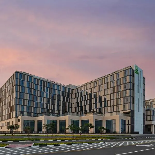 Holiday Inn Dubai Al-Maktoum Airport by IHG โรงแรมในดูไบ