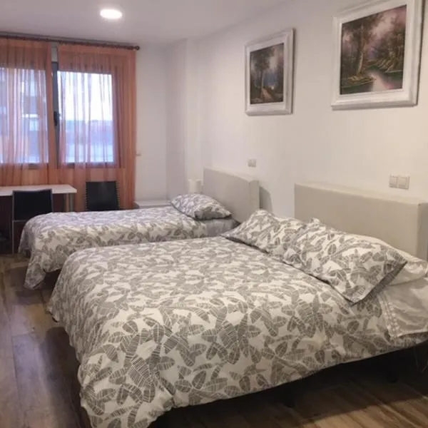 Rooms H Skyline, отель в городе Алькоркон