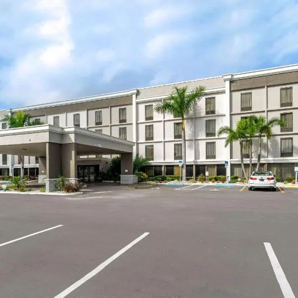 Comfort Inn & Suites St Pete - Clearwater International Airport, готель у місті Клірвотер