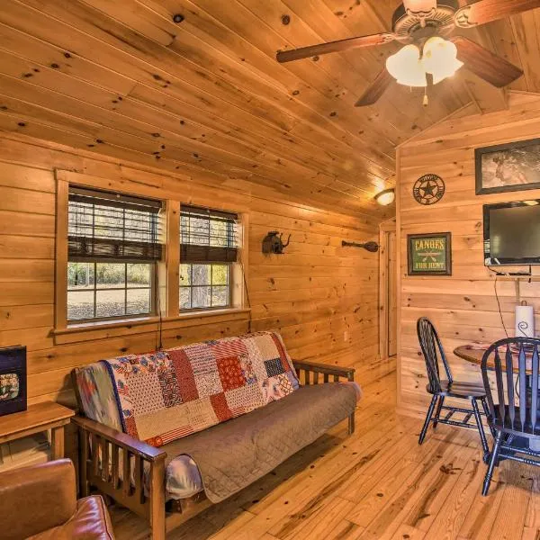 Rural Cabin Hideaway with Fire Pit and Mtn Views!, hotel v destinaci Parsons