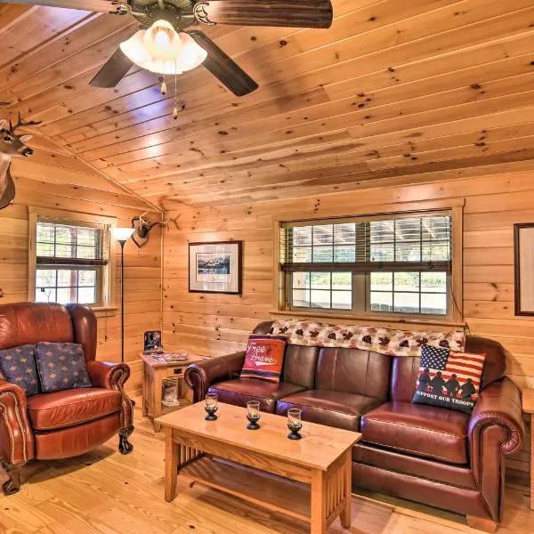 Pet-Friendly Cabin with Fire Pit and River Access!, hotel a Davis