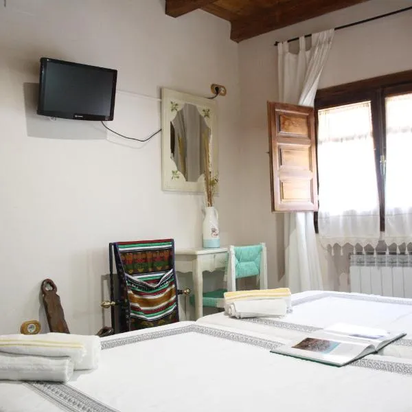Casa rural y Habitaciones La Cañada en Monfrague Torrejon el Rubio, hotel in Torrejón el Rubio
