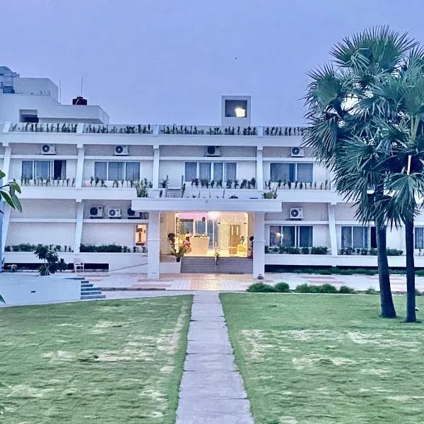 Riviera Beach Resort、Chīrālaのホテル