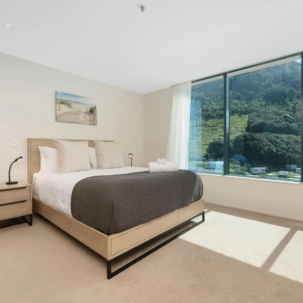 Oceanside Haven Resort with Luxury Sea Views, hotel in Mount Maunganui