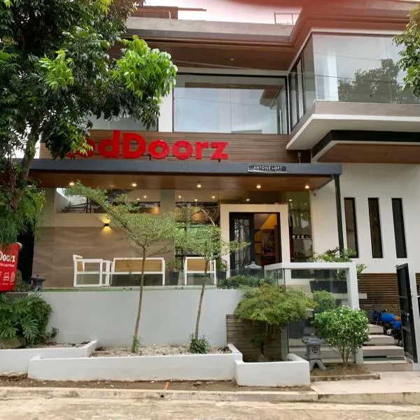 RedDoorz at Anton's Loft Designer Resort Pansol Calamba Laguna, hotel v destinaci Laguna