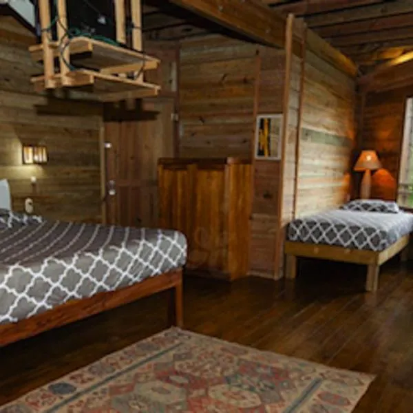 Roatan Bed & Breakfast Apartments, hotel v destinaci West End