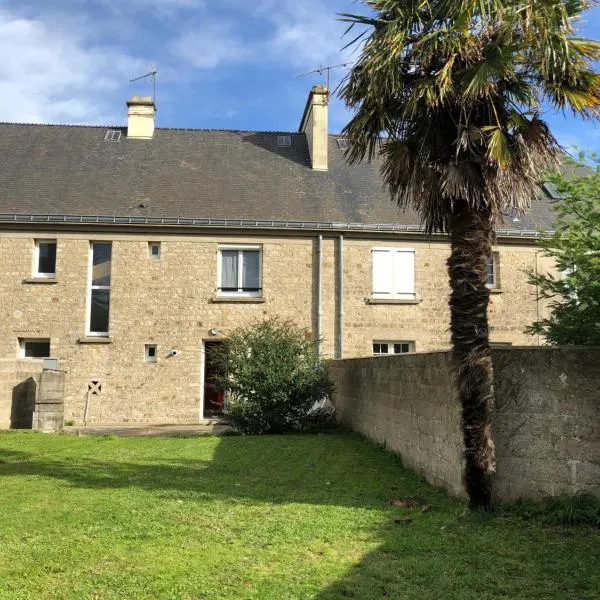 Gîte Manava - grande maison avec jardin en centre ville, hotell i Hémevez