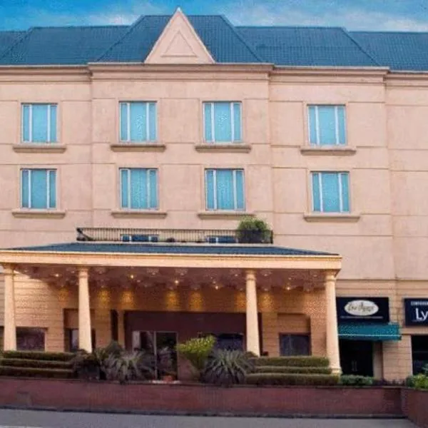 Savoy Suites Noida, hotel v destinácii Noida