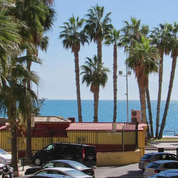 Apartamento a 50 metros de la playa malagueta con vistas al mar, hotel en Málaga