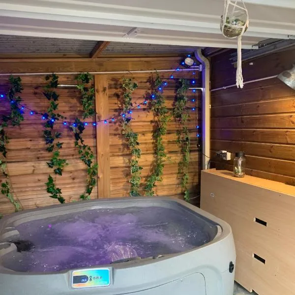 Bungalow et jacuzzi privatifs, hotel in La Possession