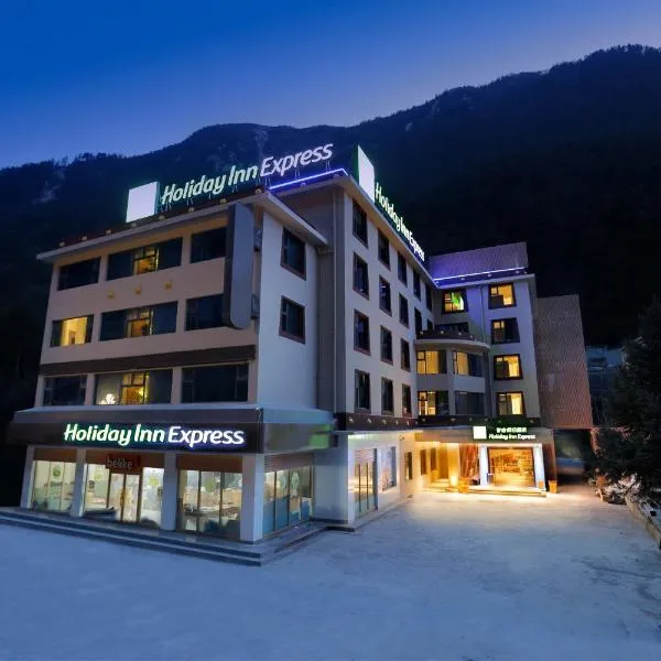 Holiday Inn Express Jiuzhaigou,Only 600 Meters to Jiuzhaigou Park by IHG, hotel v destinaci Ťiou-čaj-kou