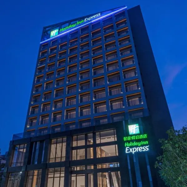 Holiday Inn Express Chiayi by IHG, hotel v destinaci Ťia-i