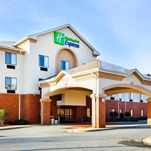 Holiday Inn Express Forest City by IHG, hotel v destinaci Forest City