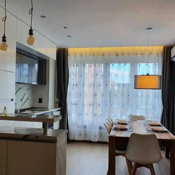 Луксозен апартамент до Боровец за 4 гости с паркомясто и WiFi, hotel din Samokov