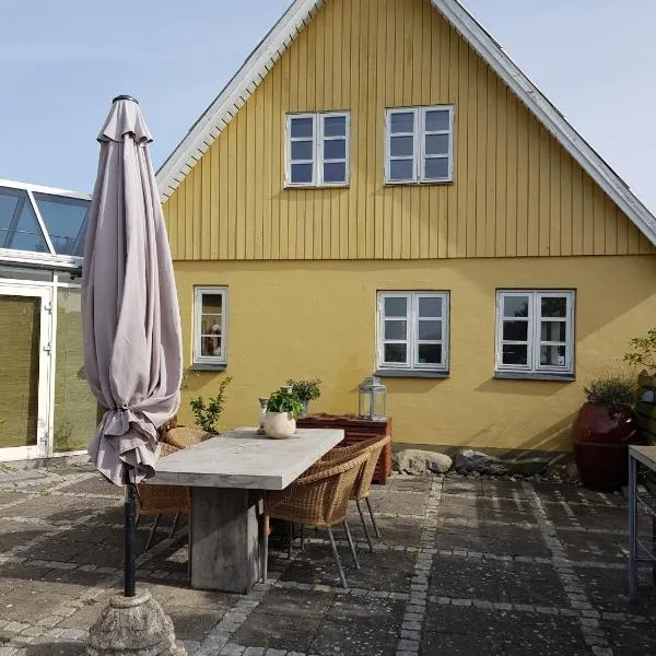 Beachhouse Langeland 20 m to private Beach, хотел в Tranekær