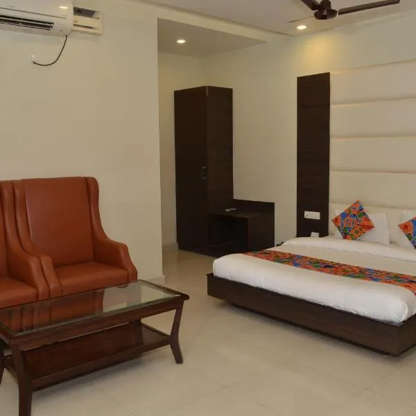 Hotel KK Continental 50 Meter from Railway Station - Amritsar, hotel a Atāri