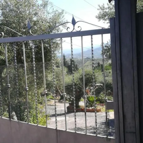 La casa tra gli ulivi di Fonte Nuova 1, hotel v destinaci Fonte Nuova