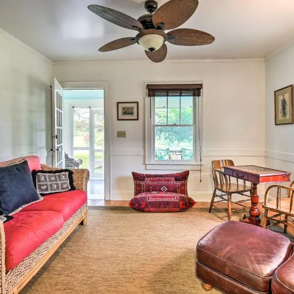 Restored 1920's Cottage on 1 Acre w/ Fire Pit, hotell i Hayes
