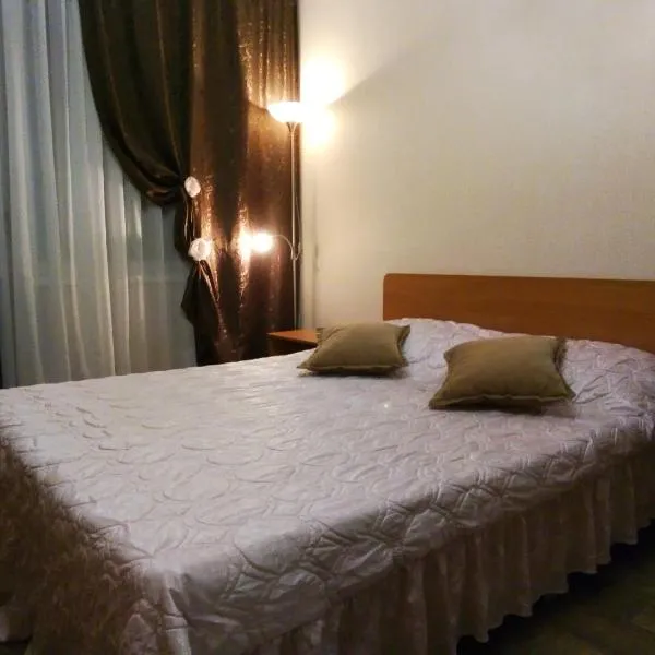1к квартира у метро Салтовская , бывшая Героев Труда, hotel a Khàrkiv